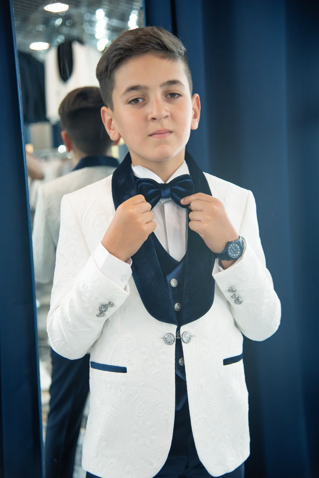 Smoking Antony Enfant blanc col bleu nuit, nœud papillon — Le Marié Paris