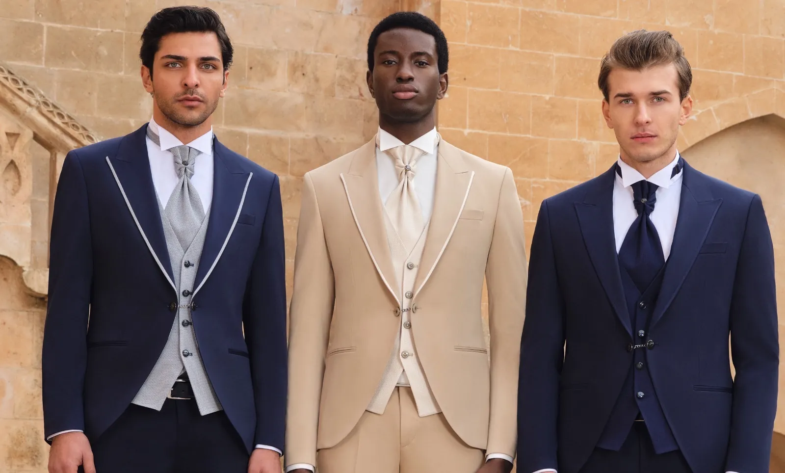 Trois hommes en costumes de cérémonie Le Marié
